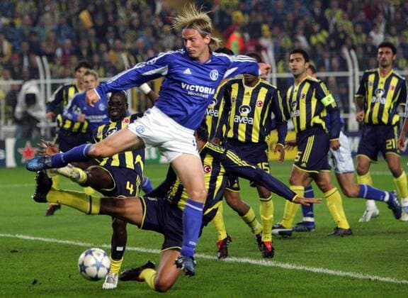 Christian Poulsen (Schalke, vorn) gegen Stephen Appiah (li.) und Marcio Nobre (beide Fenerbahce) Fußball EC 1 Herren Champions League 2005 2006, Fenerbahce Istanbul - FC Schalke 04 3:3 Gruppe Istanbul Dynamik, Kampf,