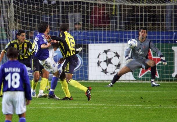 Lincoln (Schalke, 3.v.re.) erzielt den Treffer zum 1:1 gegen Torwart Volkan Demirel (re.), Marco Aurelio (2.v.re., beide Fenerbahce) kann das Tor nicht verhindern Fußball EC 1 Herren Champions League 2005 2006, Fenerbahce Istanbul - FC Schalke 04 3:3 Totale Istanbul Dynamik,