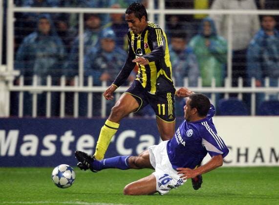 Marcio Nobre (Fenerbahce, li.) gegen Dario Rodriguez (Schalke) Fußball EC 1 Herren Champions League 2005 2006, Fenerbahce Istanbul - FC Schalke 04 3:3 Gruppe Istanbul Dynamik,
