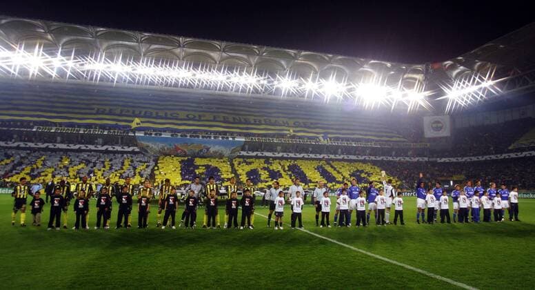 Die Mannschaften von Fenerbahce Istanbul und Schalke 04 sowie das Schiedsrichtergespann bei der Mannschaftsvorstellung im Sükrü Saracoglu Stadion Fußball EC 1 Herren Champions League 2005 2006, Fenerbahce Istanbul - FC Schalke 04 3:3 Totale Sükrü Saracoglu, Assistent, Assistenten Istanbul, Fußballfans, Fußballfan, Zuschauer,