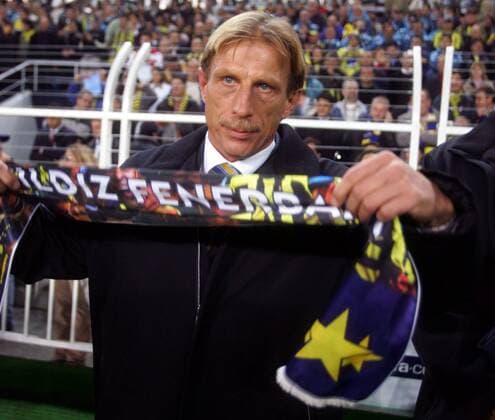 Trainer Christoph Daum (Fenerbahce) mit Fanschal Fußball EC 1 Herren Champions League 2005 2006, Fenerbahce Istanbul Einzelbild Istanbul
