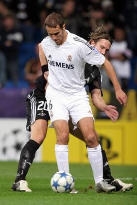 Ivan Helguera (Real Madrid, vorn) gegen Thorstein Helstad (Trondheim) -  Fußball EC 1 Herren Champions League 2005 2006, Real Madrid - Rosenborg Trondheim BK 4:1 Gruppe Madrid Dynamik,