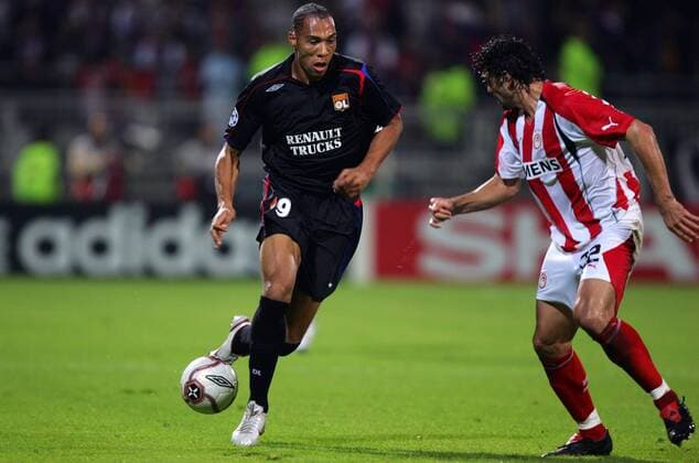 John Carew (Lyon, li.) gegen Erol Bulut (Piräus) Fußball EC 1 Herren Champions League 2005 2006, Olympique Lyonnais - Olympiakos Piräus 2:1, OL Gruppe pan11161 Lyon Dynamik,  