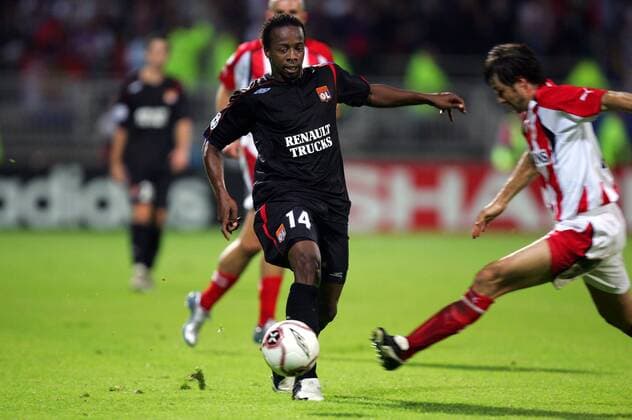 Sidney Govou (Lyon, li.) gegen Athanasios Kostoulas (Piräus) Fußball EC 1 Herren Champions League 2005 2006, Olympique Lyonnais - Olympiakos Piräus 2:1, OL Gruppe pan11161 Lyon Dynamik,  
