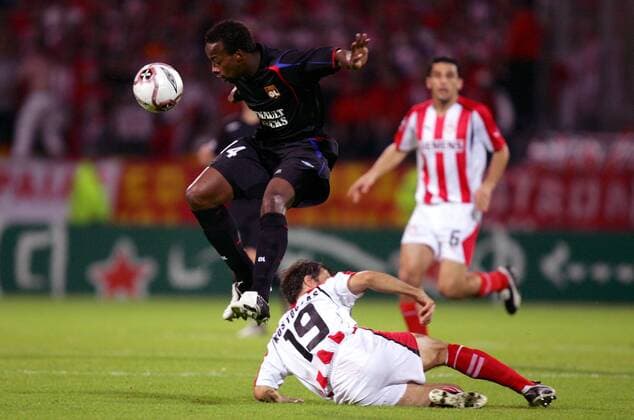 Sidney Govou (Lyon, li.) setzt sich gegen Athanasios Kostoulas (Piräus) durch Fußball EC 1 Herren Champions League 2005 2006, Olympique Lyonnais - Olympiakos Piräus 2:1, OL Gruppe pan11161 Lyon Dynamik,  