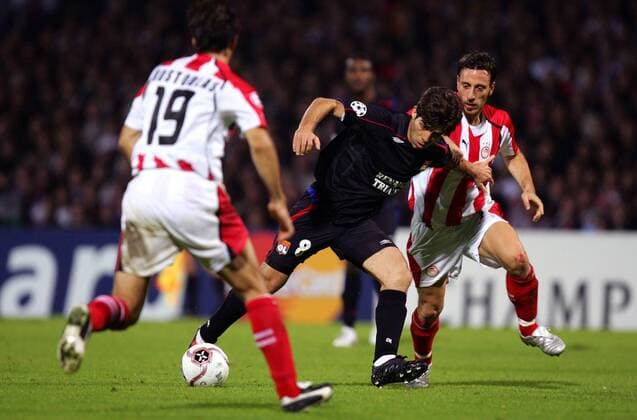 Juninho (Lyon, Mitte) gegen Pantelis Kafes (Piräus, re.) Fußball EC 1 Herren Champions League 2005 2006, Olympique Lyonnais - Olympiakos Piräus 2:1, OL Gruppe pan11161 Lyon Dynamik,  