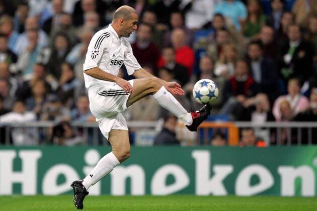 Zinedine Zidane (Real Madrid) am Ball Fußball EC 1 Herren Champions League 2005 2006, Real Madrid CF Einzelbild pan11163 Madrid Dynamik,  