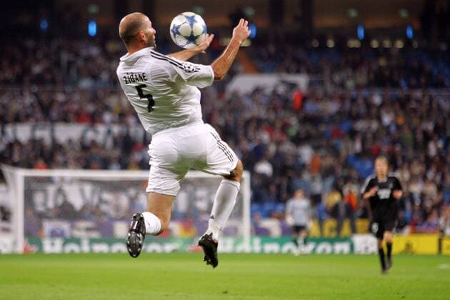 Zinedine Zidane (Real Madrid) - Ballannahme mit der Brust Fußball EC 1 Herren Champions League 2005 2006, Real Madrid CF Einzelbild pan11163 Madrid Dynamik, Höhe,  