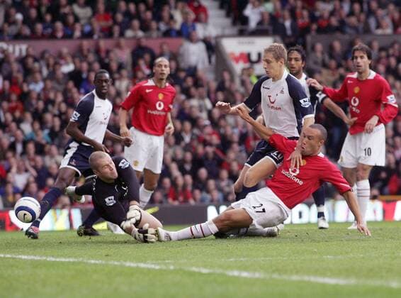 Mikael Silvestre (Manchester United, re.) erzielt gegen Torwart Paul Robinson und Michael Dawson (beide Tottenham Hotspur) das 1:0 -  Fußball Herren English Premier League 2005 2006, 1. Englische Liga, Manchester United - Tottenham Hotspurs 1:1 Gruppe ManU Manchester Dynamik, Kampf,