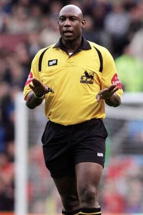 Schiedsrichter Uriah Rennie mahnt zur Beruhigung -  Fußball Herren English Premier League 2005 2006, 1. Englische Liga Einzelbild Manchester