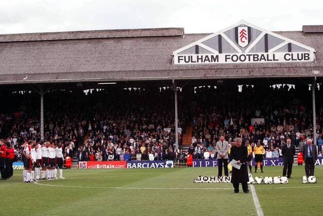 Gedenkminute für den verstorbenen Johnny Haynes, der von 1954 - 1962 die Fußballschuhe für den FC Fulham schnürte -  Fußball Herren English Premier League 2005 2006, 1. Englische Liga, Fulham FC, Schriftzug, Football Club Totale Craven Cottage London Ruhe,
