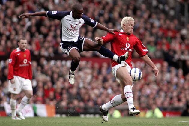 Jermain Defoe (Tottenham Hotspur, li.) in Kung Fu Manier gegen Alan Smith (Manchester United) - EDITORIAL USE ONLY. No use with unauthorised audio, video, data, fixture lists, club league logos or live services. Online in-match use limited to 120 images, no video emulation. No use in betting, games or single club league player publications. Fußball Herren English Premier League 2005 2006, 1. Englische Liga, Manchester United - Tottenham Hotspurs 1:1 Gruppe Manchester Dynamik,