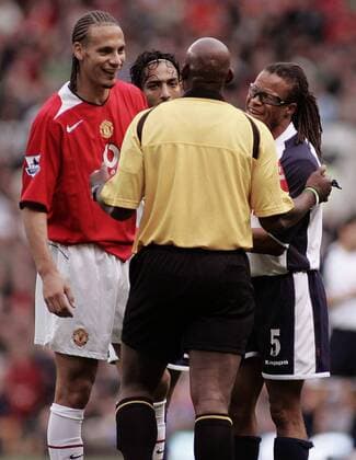 Rio Ferdinand (Manchester United, li.) und Edgar Davids (Tottenham Hotspur) lachen mit Schiedsrichter Uriah Rennie - EDITORIAL USE ONLY. No use with unauthorised audio, video, data, fixture lists, club league logos or live services. Online in-match use limited to 120 images, no video emulation. No use in betting, games or single club league player publications. Fußball Herren English Premier League 2005 2006, 1. Englische Liga, Manchester United - Tottenham Hotspurs 1:1 Gruppe Manchester