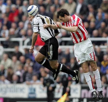 Alan Shearer (Newcastle, li.) gegen Gary Breen (Sunderland) -  Fußball Herren English Premier League 2005 2006, 1. Englische Liga, Newcastle United - Sunderland AFC 3:2, FC Gruppe Newcastle Dynamik, Kampf,