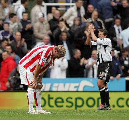 Freud und Leid nach Spielschluss - Liam Lawrence (Sunderland, li.) enttäuscht, Michael Chopra (Newcastle) klatscht -  Fußball Herren English Premier League 2005 2006, 1. Englische Liga, Newcastle United - Sunderland AFC 3:2, FC Gruppe Newcastle Enttäuschung, Freude,