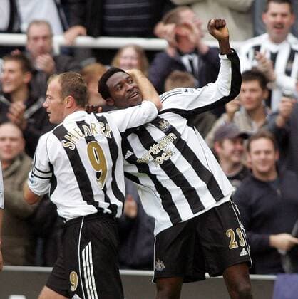 Shola Ameobi (li.) und Alan Shearer (beide Newcastle) - Torjubel -  Fußball Herren English Premier League 2005 2006, 1. Englische Liga, Newcastle United Gruppe Newcastle Freude, Begeisterung,