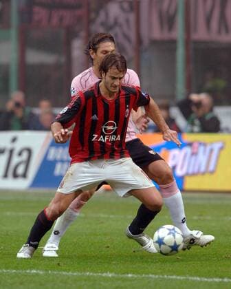 Alberto Gilardino (Milan, vorn) gegen Cristian Zaccardo (Palermo) Fußball Herren Serie A 2005 2006, 1. Italienische Liga, AC Mailand - US Palermo Gruppe Mailand Dynamik,
