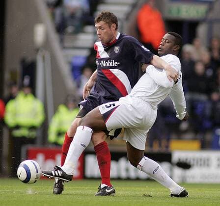 Geoff Horsfield (West Brom, li.) gegen Bruno N Gotty (Bolton) - EDITORIAL USE ONLY. No use with unauthorised audio, video, data, fixture lists, club league logos or live services. Online in-match use limited to 120 images, no video emulation. No use in betting, games or single club league player publications. Fußball Herren English Premier League 2005 2006, 1. Englische Liga, Bolton Wanderers - West Bromwich Albion 2:0 Gruppe Bolton Dynamik,