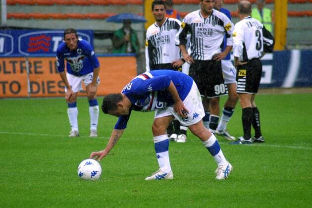 Francesco Flachi (Sampdoria Genua) legt sich den Ball zum Elfmeter zurecht -  Fußball Herren Serie A 2005 2006, 1. Italienische Liga, Sampdoria Genua - AC Siena 3:3 Gruppe Genua