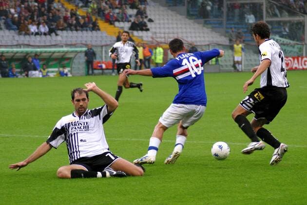 Francesco Flachi (Sampdoria Genua, Mitte) gegen Igor Tudor (li.) und Paolo Negro (beide Siena) -  Fußball Herren Serie A 2005 2006, 1. Italienische Liga, Sampdoria Genua - AC Siena 3:3 Gruppe Genua Dynamik,