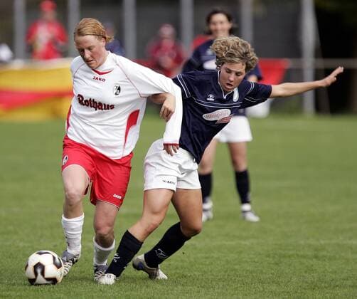 Melanie Behringer (Freiburg, li.) gegen Eva Augustin (Brauweiler) Fußball 1. BL Damen Saison 2005 2006, Frauen, Frauenfußball, SC Freiburg - FFC Brauweiler Pulheim 3:2 Gruppe Freiburg Dynamik,