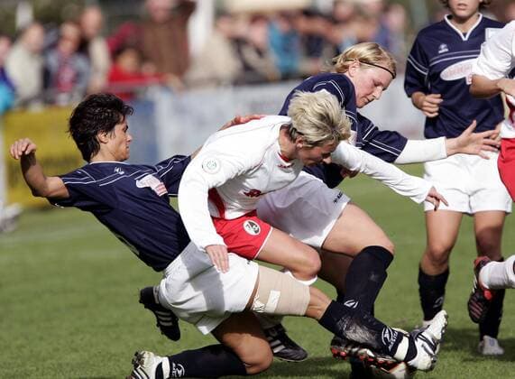 Karine Levy (Freiburg, Mitte) wird von Oana Niculescu (li.) und Susanne Kasperczyk (beide Brauweiler) in die Zange genommen Fußball 1. BL Damen Saison 2005 2006, Frauen, Frauenfußball, SC Freiburg - FFC Brauweiler Pulheim 3:2 Gruppe Freiburg Dynamik, Kampf,
