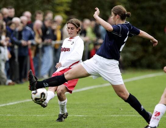 Sandra Schneider (Freiburg, li.) gegen Louisa Bisby (Brauweiler) Fußball 1. BL Damen Saison 2005 2006, Frauen, Frauenfußball, SC Freiburg - FFC Brauweiler Pulheim 3:2 Gruppe Freiburg Dynamik,