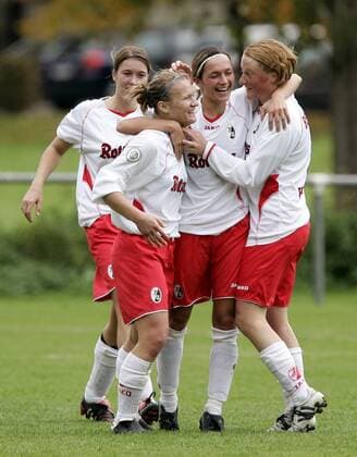 Torjubel Freiburg, v.re.: Melanie Behringer, Havva Kutal, Alena Thom Fußball 1. BL Damen Saison 2005 2006, Frauen, Frauenfußball, SC Freiburg Gruppe Freiburg Freude, Begeisterung,