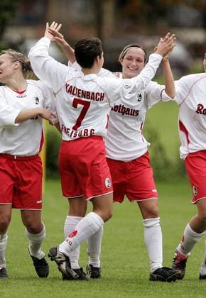 Torjubel Freiburg mit Havva Kutal (re.) und Christine Kaltenbach Fußball 1. BL Damen Saison 2005 2006, Frauen, Frauenfußball, SC Freiburg Gruppe Freiburg Freude, Begeisterung,