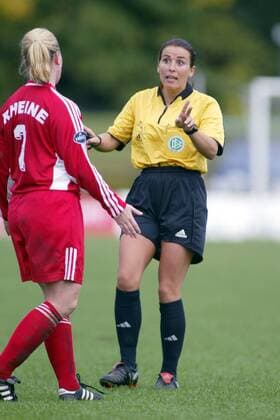 Schiedsrichterin Tanja Schneider im Gespräch mit Stefanie Pohl (Rheine) Fußball 1. BL Damen Saison 2005 2006, Frauen, Frauenfußball, FFC Heike Rheine Gruppe Frankfurt M. Spannung,