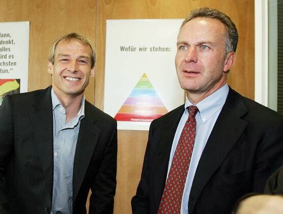 Bundestrainer Jürgen Klinsmann (li., Deutschland) und Vorstandsvorsitzender Karl Heinz Rummenigge (FC Bayern München) im Vorfeld der DFB Diskussionsrunde Fußball Herren Nationalmannschaft 2005, Nationalteam, Gipfeltreffen, Krisengipfel, Krisengespräch, Runder Tisch Gruppe Frankfurt M. Freude,