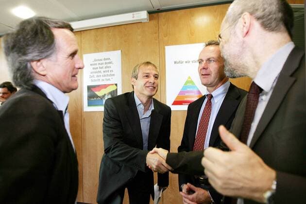 Bundestrainer Jürgen Klinsmann (Deutschland, 2.v.li.) begrüßt Geschäftsführer Wolfgang Holzhäuser (Bayer 04 Leverkusen, re.), daneben Präsident Wolfgang Overath (1. FC Köln, li.) und Vorstandsvorsitzender Karl Heinz Rummenigge (FC Bayern München) Fußball Herren Nationalmannschaft 2005, Nationalteam, Gipfeltreffen, Krisengipfel, Krisengespräch, Runder Tisch Gruppe Diskussionsrunde Frankfurt M. Freude,