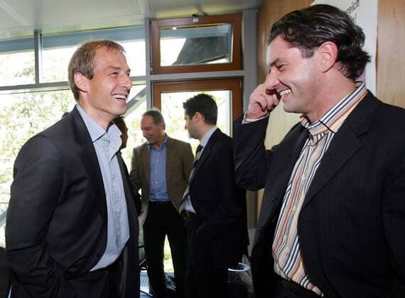 Bundestrainer Jürgen Klinsmann (Deutschland, li.) und Sportdirektor Michael Zorc (BVB) gut gelaunt am Rande der DFB Diskussionsrunde Fußball Herren Nationalmannschaft 2005, Nationalteam, Gipfeltreffen, Krisengipfel, Krisengespräch, Runder Tisch Gruppe Frankfurt M. Harmonie, Freude,