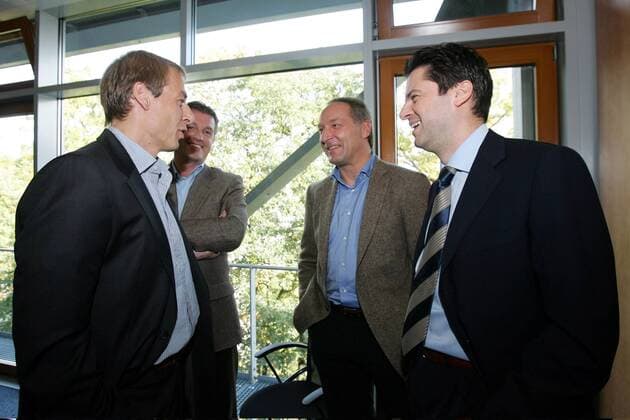 Bundestrainer Jürgen Klinsmann (Deutschland, li.) mit DFL Geschäftsführer Rechte, Lizenzen und Marketing Christian Seifert (re.), dem Leiter der Lizenzspielerabteilung Andreas Müller (FC Schalke 04, 2. v. re.) und Manager Thomas Strunz (VfL Wolfsburg) Fußball Herren Nationalmannschaft 2005, Nationalteam, Gipfeltreffen, Krisengipfel, Krisengespräch, Runder Tisch Gruppe Vereinsführung, Management, Abteilungsleiter Frankfurt M. Freude,
