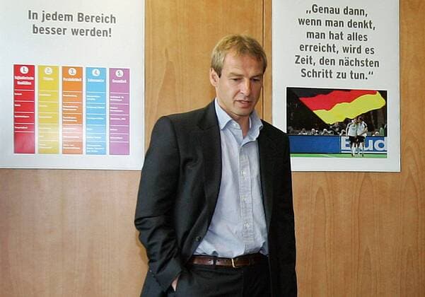 Bundestrainer Jürgen Klinsmann (Deutschland) steht bei der DFB Diskussionsrunde zwischen zwei von ihm verinnerlichten Grundsätzen Fußball Herren Nationalmannschaft 2005, Nationalteam, Gipfeltreffen, Krisengipfel, Krisengespräch, Runder Tisch Einzelbild Frankfurt M. Nachdenklichkeit,
