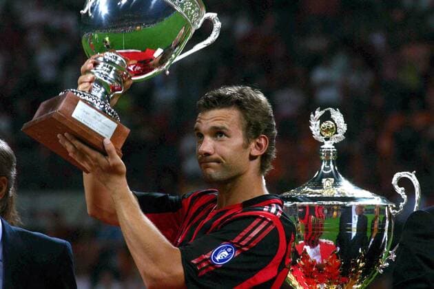 Andriy Shevchenko (Milan) präsentiert die Trophäe für den Gewinn des Berlusconi Cups 2005 -  Fußball Herren Berlusconi Cup 2005, Berlusconicup, Opel Cup, Serie A, 1. Italienische Liga, AC Mailand Einzelbild Mailand