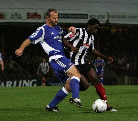 Alan Shearer (Newcastle, li.) gegen Gary Cohen (Grimsby Town) -  Fußball Herren Carling Cup 2005 2006, Pokal, Englischer Ligapokal, Pokalspiel, Grimsby Town - Newcastle United 0:1 Gruppe League, Grimsby Dynamik,