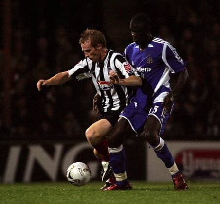 Paul Bolland (Grimsby Town, li.) gegen Amdy Faye (Newcastle) -  Fußball Herren Carling Cup 2005 2006, Pokal, Englischer Ligapokal, Pokalspiel, Grimsby Town - Newcastle United 0:1 Gruppe League, Grimsby Dynamik,