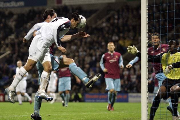 Jared Borgetti (Bolton, vorn) kommt im Strafraum von West Ham United zum Kopfball, re. Torwart Shaka Hislop (West Ham) - EDITORIAL USE ONLY. No use with unauthorised audio, video, data, fixture lists, club league logos or live services. Online in-match use limited to 120 images, no video emulation. No use in betting, games or single club league player publications. Fußball Herren Carling Cup 2005 2006, Englischer Ligapokal, Pokal, Pokalspiel Gruppe League, Bolton Dynamik