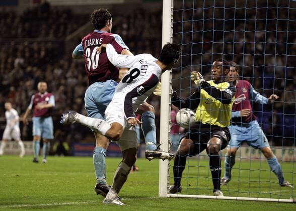 Jared Borgetti (Bolton, Mitte) erzielt das 1:0 gegen Torwart Shaka Hislop (re.) und Clive Clarke (li., beide West Ham) - EDITORIAL USE ONLY. No use with unauthorised audio, video, data, fixture lists, club league logos or live services. Online in-match use limited to 120 images, no video emulation. No use in betting, games or single club league player publications. Fußball Herren Carling Cup 2005 2006, Englischer Ligapokal, Pokal, Pokalspiel Gruppe League, Bolton Dynamik,