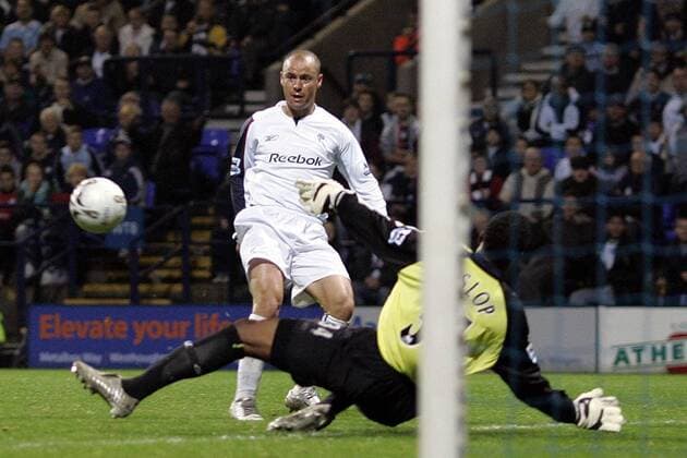 Stylianos Giannakopoulos (Bolton, li.) gegen Torwart Shaka Hislop (West Ham) - EDITORIAL USE ONLY. No use with unauthorised audio, video, data, fixture lists, club league logos or live services. Online in-match use limited to 120 images, no video emulation. No use in betting, games or single club league player publications. Fußball Herren Carling Cup 2005 2006, Englischer Ligapokal, Pokal, Pokalspiel Gruppe League, Bolton Dynamik,