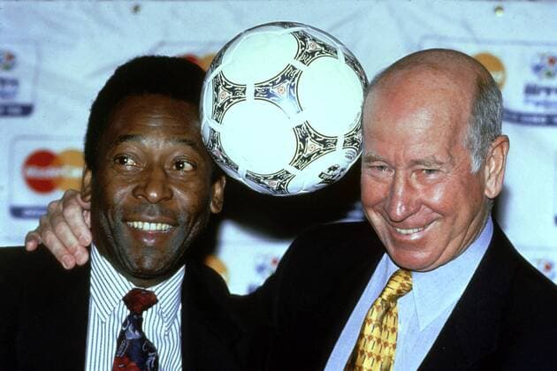 Pele (li., Brasilien) und Sir Bobby Charlton (England) halten anläßlich eines Pressetermins zur Europameisterschaft 1996 den offiziellen Spielball zwischen ihren Köpfen Fußball EM Herren Europameisterschaft 1996, Pressekonferenz, PK, Pressetermin, Vdia Gruppe pan309  