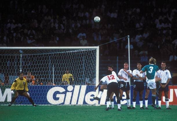 Andreas Brehme (BR Deutschland, 2.v.re.) zieht per Freistoß ab und trifft zum 1:0, Torwart Peter Shilton erwartet den Ball, außerdem Paul Parker (12) und in der Mauer, v.li.: Peter Beardsley, Paul Gascoigne, Gary Lineker und David Platt (alle England) Fußball WM Herren Weltmeisterschaft 1990, Nationalmannschaft, Nationalteam, Nationaltrikot, Länderspiel, Halbfinale Totale o0 Aufmacher Turin Dynamik,