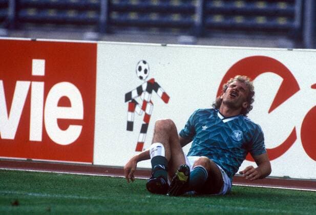 Rudi Völler (BR Deutschland) sitzt mit Schmerzen am Boden Fußball WM Herren Weltmeisterschaft 1990, Nationalmannschaft, Nationalteam, Nationaltrikot, Länderspiel, Halbfinale Einzelbild Turin
