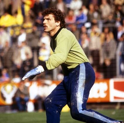 Torwart Ulrich Sude (Gladbach) in Erwartung des Balles Fußball 1. BL Herren Saison 1980 1981, Borussia Mönchengladbach, Mfdia Einzelbild Mönchengladbach