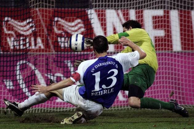 Markus Beierle (Darmstadt, li.) erzielt das 1:2 gegen Torwart Michael Gurski (Koblenz) Fußball Herren Regionalliga Süd 2005 2006, 3. Liga, SV Darmstadt 98 - TuS Koblenz 1:2 Gruppe Darmstadt Dynamik,