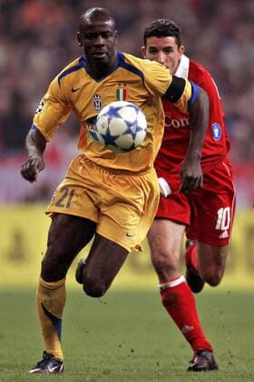 Lilian Thuram (Juventus, li.) gegen Roy Makaay (Bayern) Fußball EC 1 Herren Champions League 2005 2006, FC Bayern München - Juventus Turin 2:1, Juve Gruppe München Dynamik,