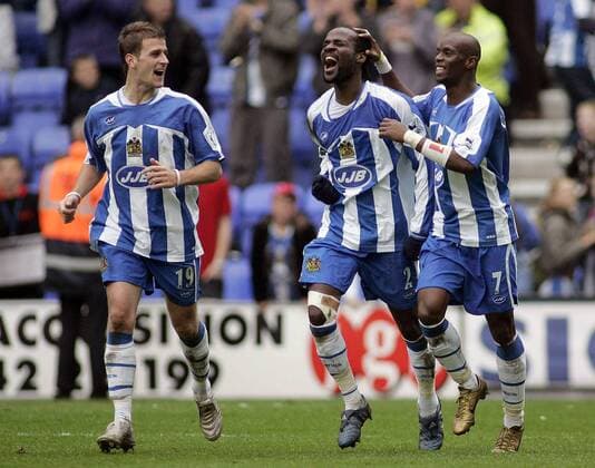 Pascal Chimbonda (Mitte) jubelt mit Ryan Taylor (li.) und Henri Camara (alle Wigan) - EDITORIAL USE ONLY. No use with unauthorised audio, video, data, fixture lists, club league logos or live services. Online in-match use limited to 120 images, no video emulation. No use in betting, games or single club league player publications. Fußball Herren English Premier League 2005 2006, 1. Englische Liga, Wigan Athletic Gruppe Wigan Freude,