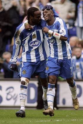 Pascal Chimbonda (li.) jubelt mit Henri Camara (beide Wigan) - EDITORIAL USE ONLY. No use with unauthorised audio, video, data, fixture lists, club league logos or live services. Online in-match use limited to 120 images, no video emulation. No use in betting, games or single club league player publications. Fußball Herren English Premier League 2005 2006, 1. Englische Liga, Wigan Athletic Gruppe Wigan Freude,