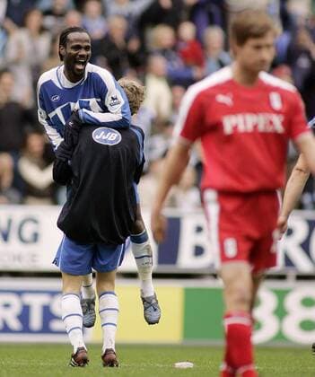 Pascal Chimbonda (hi.) wird von Jimmy Bullard (beide Wigan) hochgehoben- EDITORIAL USE ONLY. No use with unauthorised audio, video, data, fixture lists, club league logos or live services. Online in-match use limited to 120 images, no video emulation. No use in betting, games or single club league player publications. Fußball Herren English Premier League 2005 2006, 1. Englische Liga, Wigan Athletic Gruppe Wigan Freude,